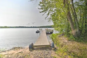 Lakefront Cabin w/ Fire Pit, Dock, & Boat Rental - Interiør