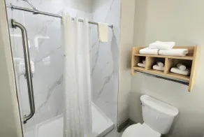 Days Inn & Suites by Wyndham Galveston West/Seawall - Baño