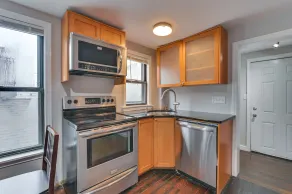 Pet-friendly Malden Apartment: 7 Mi to Boston! - Eget kök