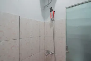 RedDoorz near RSUD Dr Abdul Aziz Singkawang - Bathroom