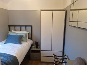 3 bed house, sleeps 5, near airport and town, outside parking free - Værelse