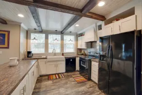 Steps to WES Arena: Pet-friendly Cabin w/ Deck! - Interiør