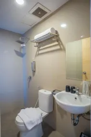 Triizz Hotel Semarang - Badezimmer