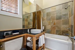 Cox Bay Beach Resort - Bathroom