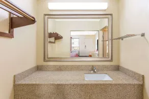 Days Inn by Wyndham Florence/I-95 North - Salle de bain
