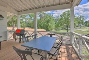 Luxe Lakefront Getaway w/ Porch + Water View! - Interiör