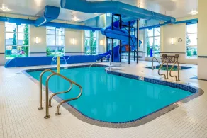 Microtel Inn & Suites by Wyndham Red Deer - Piscine