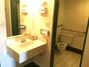 Richmond - Quality Quarters Inn - Bathroom