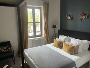 Le Victoria Boutique Hôtel - Charme au coeur du village historique - Accueil Vélo - Séminaire - Bar Lounge - Piscine - Værelse
