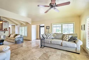 Pool & Putting Green: Group Getaway in Glendale! - Intérieur