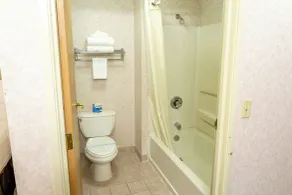Argo Inn and Suites - Bathroom