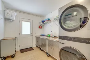 NY! Färgglada Canalfront Home w / Boat Dock & Yard! - Interiör