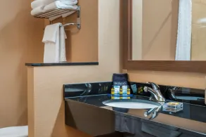 Best Western Plus, Bathurst Hotel & Suites - Salle de bain