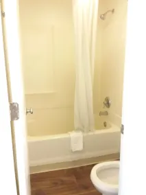 Knights Inn Burlington NC - Bathroom