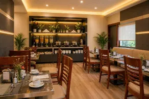 Grand FFOUR near Nehru Place, Delhi - Restaurante