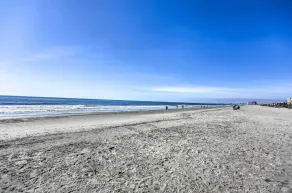4 Mi to Cherry Grove Beach: Studio w/ Pool Access - Interior