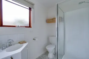 Beach Holiday Apartments - Bathroom