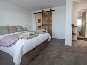 10 South Street - Camera