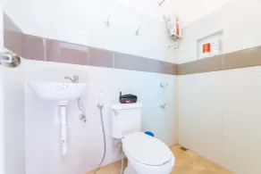 RedDoorz @ Old Buswang Road - Bathroom