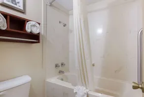 Quality Inn Magnolia - Badezimmer