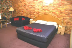 Pines Country Club Motor Inn - Room