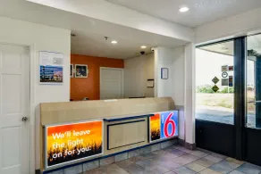 Motel 6-Waukegan, IL - Hall