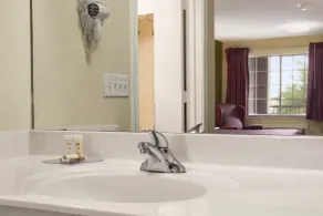 Howard Johnson by Wyndham Grand Prairie Near Lone Star Park - Salle de bain