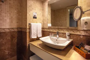 Charisma De Luxe Hotel - Baño