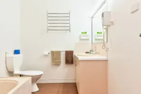 Holbrook Town Centre Motor Inn - Bathroom
