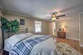 Idyllic Manor Farm Cottage: 3 Mi to Chambers Lake! - Room