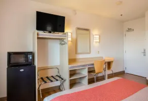 Howard Johnson by Wyndham Lemoore Near Naval Air Station - Zimmer