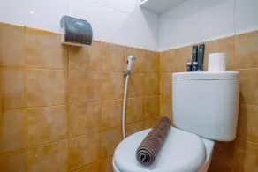 Trendy Connecting Mall 2BR Green Pramuka Apartment - Salle de bain