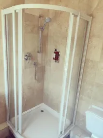 OYO The Greyhound Inn - Bathroom