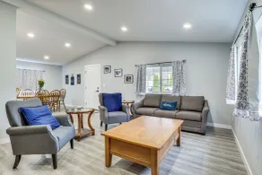 Charming Stayton Home w/ Deck + Smart TV! - Interiör