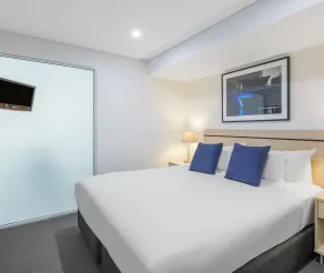 Oaks Adelaide Embassy Suites - Room