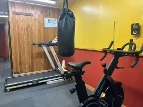 Global Village Travellers Lodge - Gimnasio