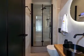 Triple A - Stylish Seven On The Pedestrian - FREE Parking! - Bathroom