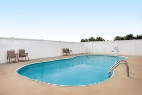 Travelodge by Wyndham Fort Scott - Piscina