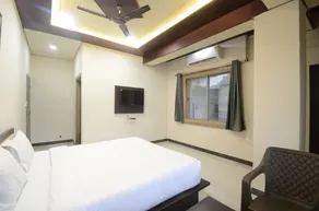 Hotel Shri Dhwaja Inn near Shrinathji Temple - Room