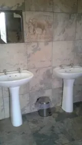Pop Lamont Camp - Bathroom