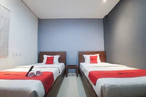RedDoorz Plus near Green Pramuka Square Mall - Chambre