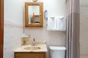 King's Rest Court Inn - Bathroom