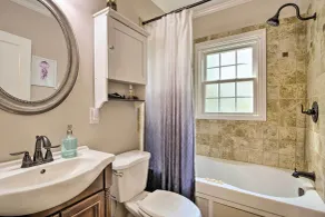 Bright Home w/ Yard in Historic Fuquay-varina! - Baño
