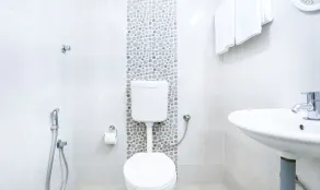 Treebo Comforts Inn, University Road Deralakatte - Bathroom