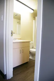 SAIT Residence & Conference Centre - Calgary - Bathroom