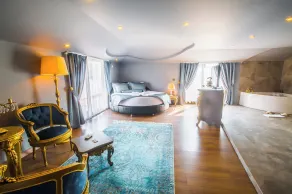 Real King Suite Hotel - Room