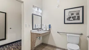 Cobblestone Hotel & Suites - Foley - Bathroom