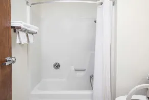 Super 8 by Wyndham Clear Lake - Bathroom