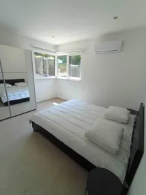 Villa con barbecue, idromassaggio e giardino | Vista sul giardino - Camera