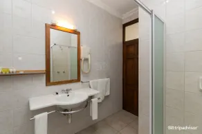 Gregoire's Apartment - Bathroom